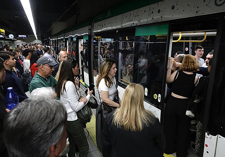 Huelga de metro en el día clave de la Semana Santa: trenes llenos y largas esperas