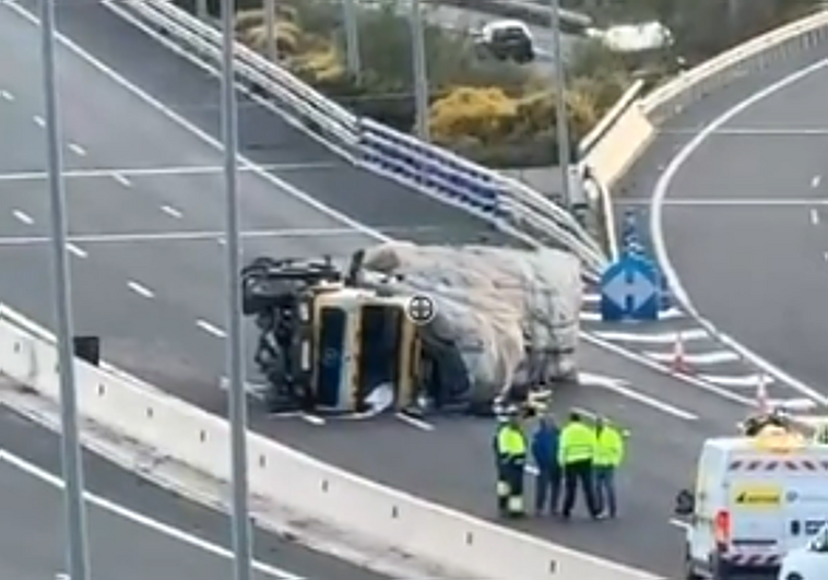 Miles de conductores atrapados tras 14 horas de corte en la A-7 por un camión volcado
