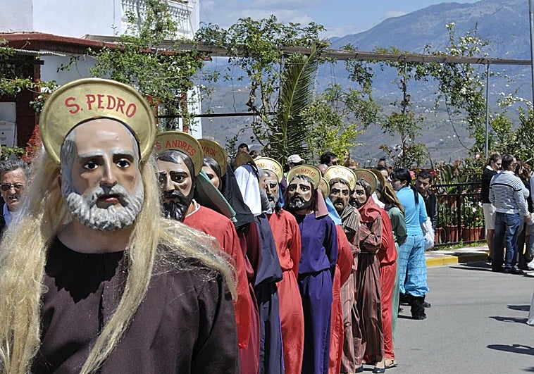 Las costumbres más curiosas del Domingo de Resurrección en Málaga: desde un toro de cuerda hasta la quema de un muñeco gigante