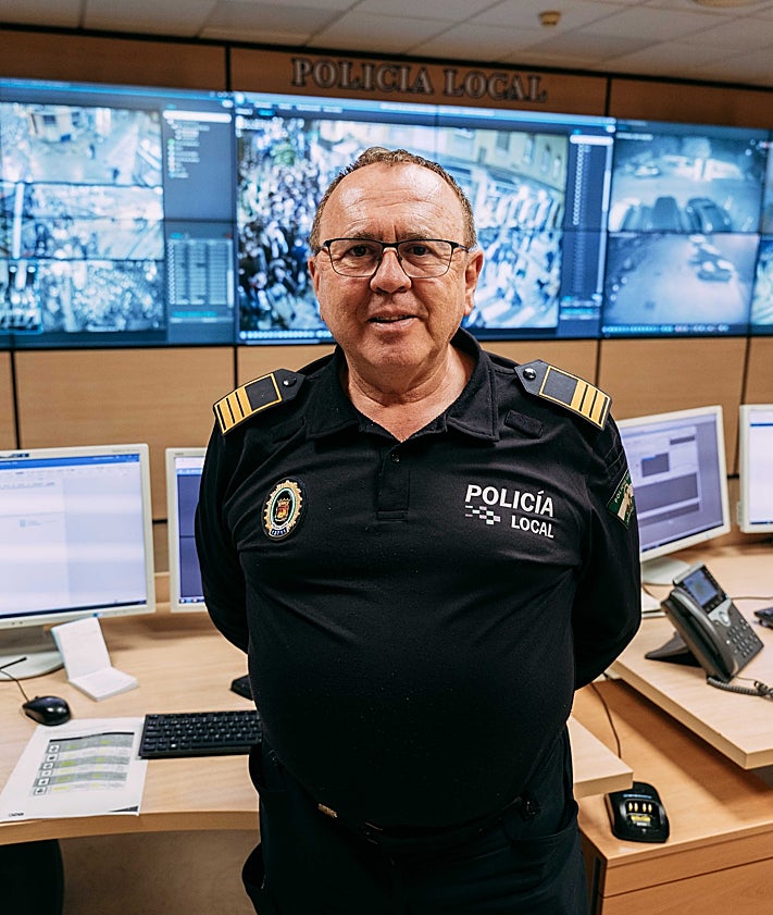 Imagen secundaria 2 - Los rostros de quienes vigilan. El subinspector Ricardo Fernández, responsable de la Unidad de Drones (arriba); agentes de la Unidad de Drones, en la terraza de un hotel del centro (izquierda), y el inspector Salvador González, en el Centro Municipal de Emergencias.
