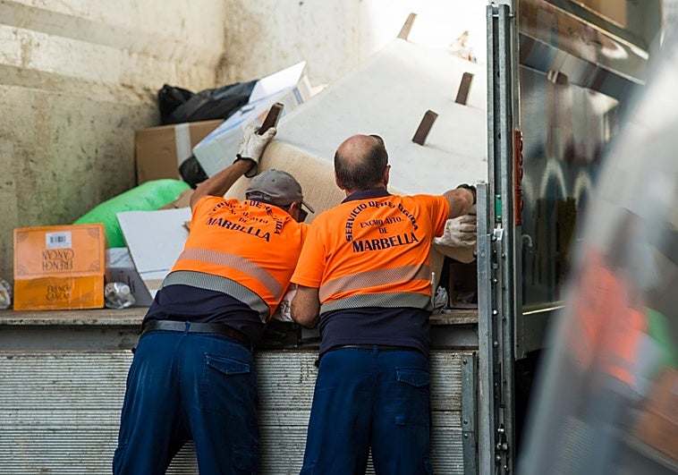 La plantilla municipal de limpieza de Marbella dejará de asumir la recogida de muebles y enseres