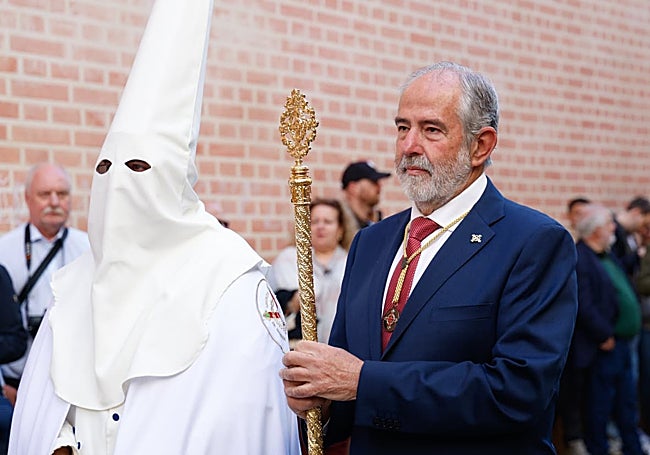 El presidente de la Agrupación, José Carlos Garín, junto a Daniel Gil vestido de nazareno.