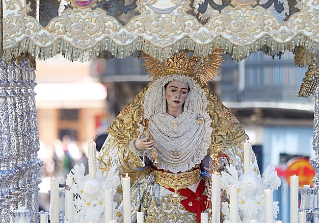 La Virgen Reina de los Cielos, en su trono, bajo palio.