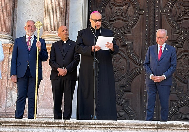 El prelado, José Antonio Satué, durante el acto celebrado en la plaza del Obispo.
