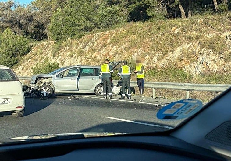 Un coche se sale de la vía tras una colisión con un camión en Arroyo de la Miel