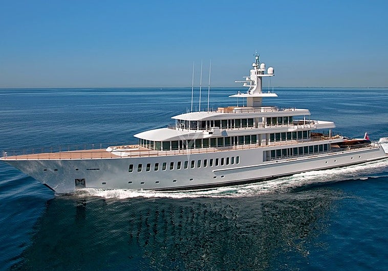 El yate 'japonés' del cofundador de Oracle hace escala en Málaga