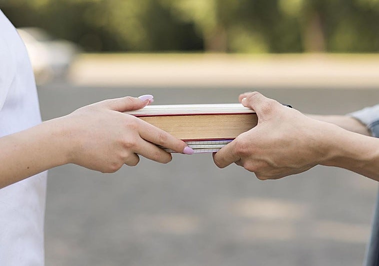 Trae un libro, llévate otro y quédate a la cerveza: el Aula de Cultura de SUR celebra el Día del Libro en Victoria