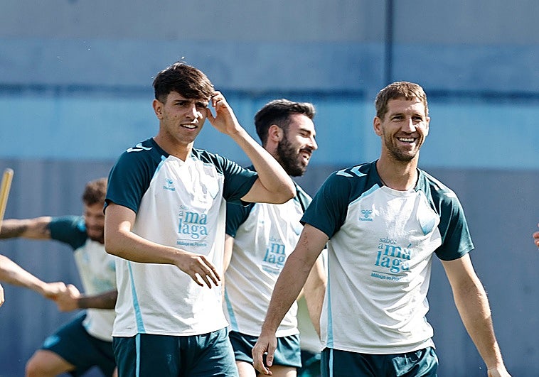 El Málaga viaja este domingo a Almería y lo hará con la única novedad de Izan Merino