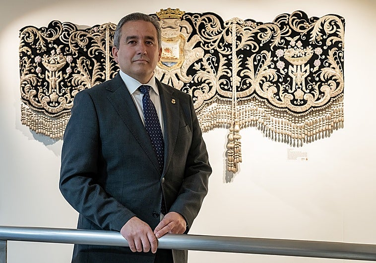 El hermano mayor de la Misericordia: «El gran proyecto patrimonial es el nuevo manto de la Virgen del Gran Poder»