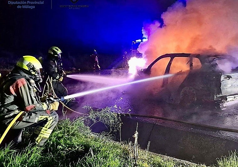 Siete vehículos afectados en un incendio de madrugada en Bailén-Miraflores