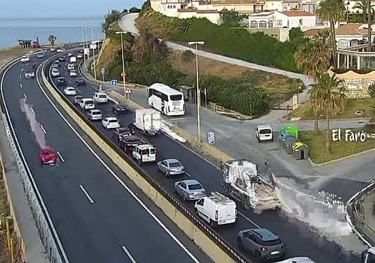 Una colisión entre un turismo y una moto deja cinco kilómetros de retenciones en Mijas