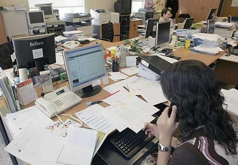 Junta y sindicatos acuerdan ampliar el teletrabajo a dos días semanales a los funcionarios andaluces