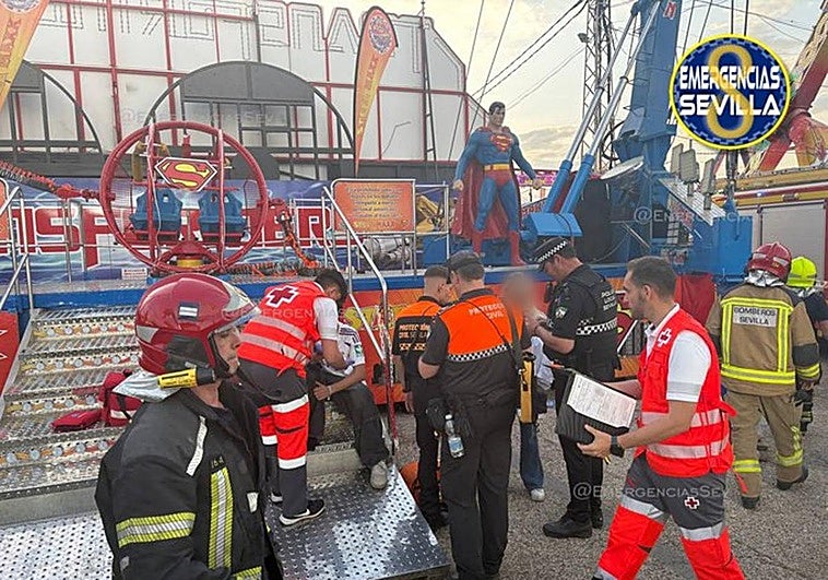 Accidente en la Feria de Sevilla: la rotura de una atracción deja cuatro heridos, entre ellos dos niños suspendidos en el aire