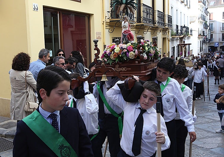 Medio millar de niños forman su procesión de tronos chicos en Antequera