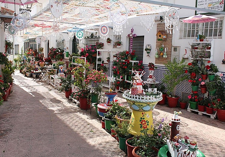 Escapadas por Málaga en el mes de las flores: rutas por pueblos imprescindibles y rincones que no esperas