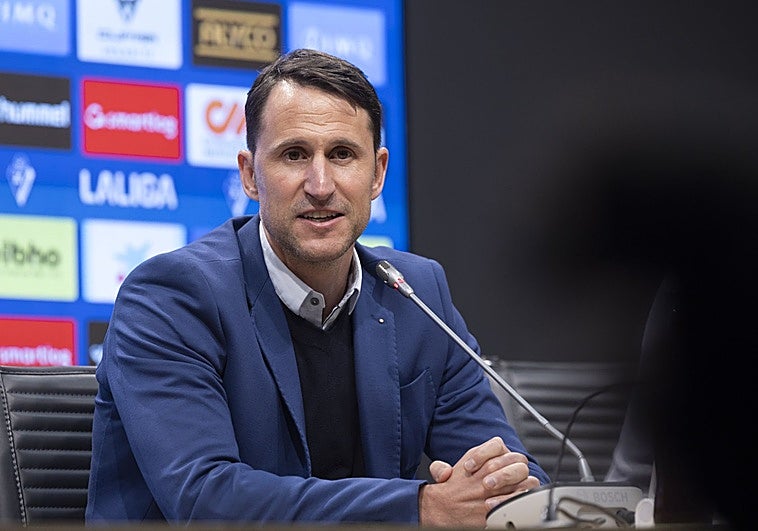 «El Málaga tiene futbolistas que van a jugar a un nivel alto de Primera», sostiene el técnico del Eibar