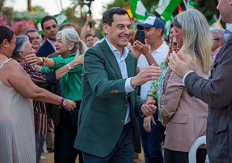 Juanma Moreno se mete de nuevo a cantante en la sintonía electoral del PP