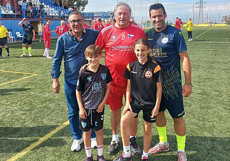 Panenka reintenta su famoso penalti en su visita a Alhaurín de la Torre