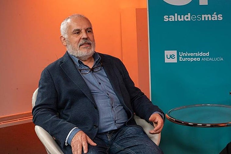 «Pararse cada pocos metros porque fallan las piernas es un síntoma de patología de espalda»