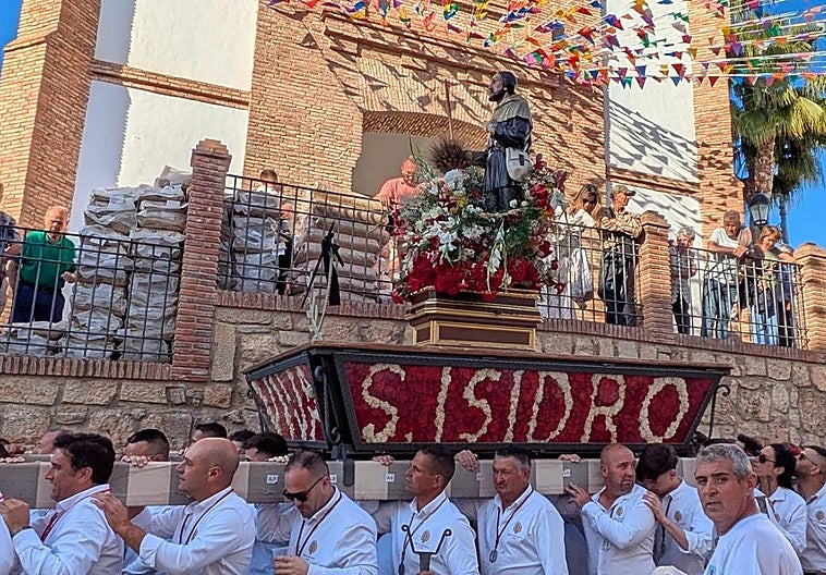 Varför kastar de vete på San Isidro varje 15 maj i Periana? De upptäcker ursprunget till denna sed