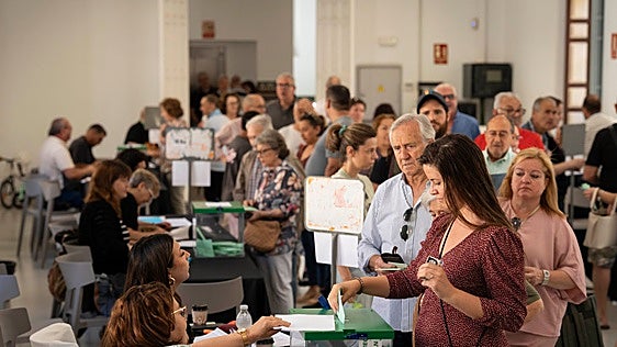 El aumento de la participación y la explosiva irrupción de Adelante evitaron la mayoría del PP