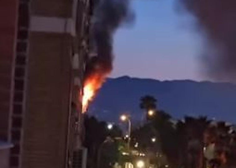 Un herido grave y varios afectados por humo en el incendio de un piso junto a la avenida de Europa