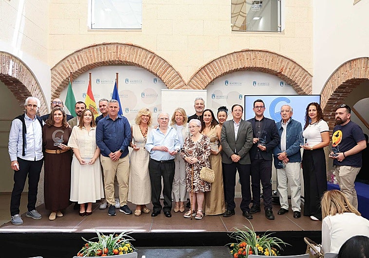 El Ayuntamiento reconoce «la trayectoria y la dedicación» de una docena de negocios del distrito Marbella Oeste