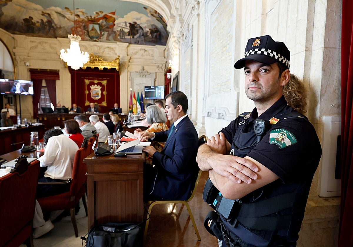 Málaga reconoce a un policía local que evitó que un joven arruinado se ahorcara