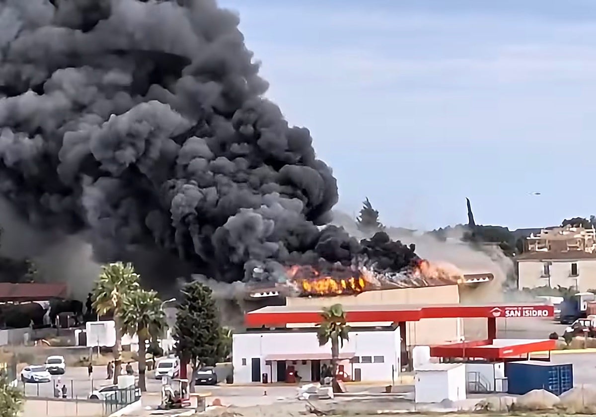 En spektakulär brand drabbar ett lastbilslager i Vélez-Málaga och tvingar fram inspärrningar av grannar