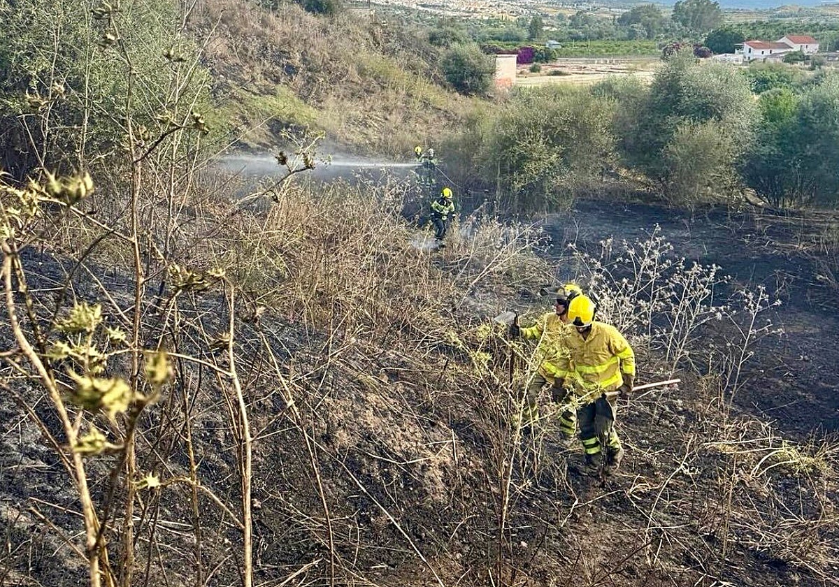 Un incendio junto al IES Valle del Azahar obliga a desalojar una vivienda en Estación de Cártama