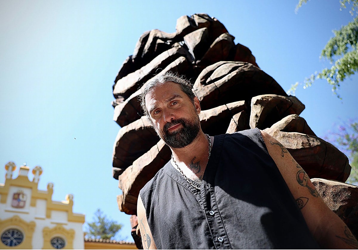 Ryan Schneider, en La Térmica: el artista que crea con una motosierra