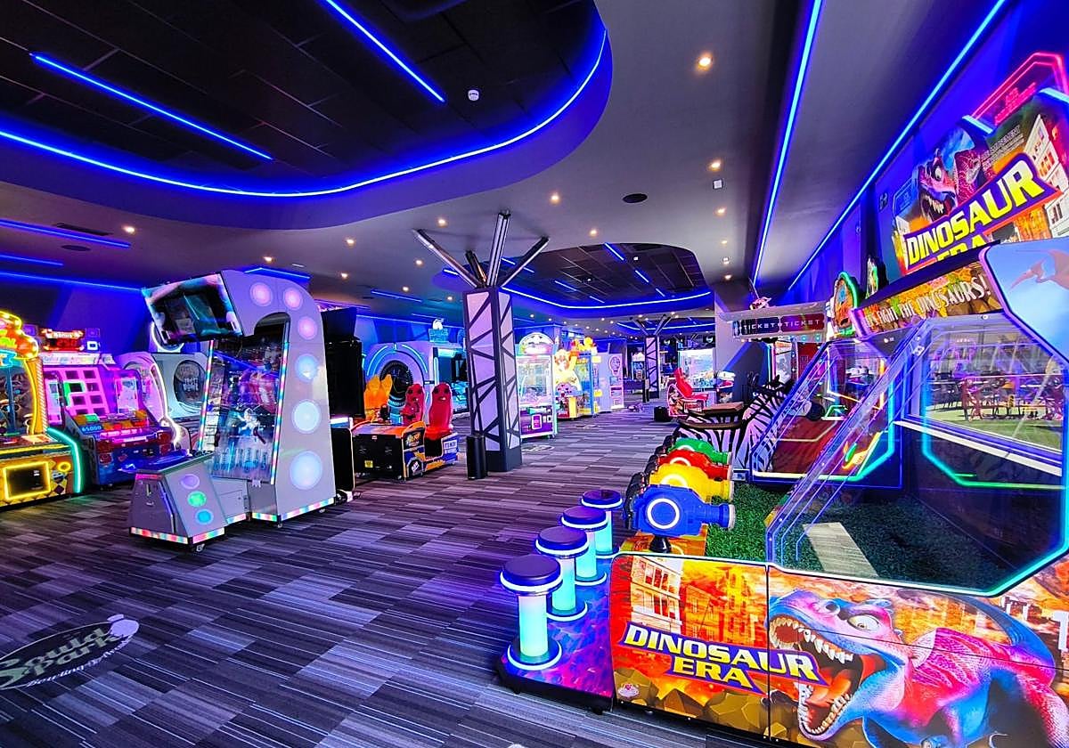 El centro comercial Miramar de Fuengirola abre en su terraza una bolera con pistas profesionales y más de 50 máquinas arcade