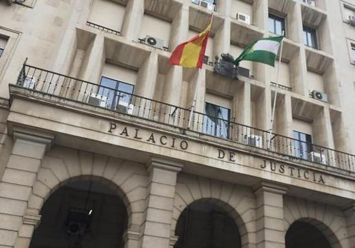 Diez años de cárcel por abusar de su hijastra en Málaga hasta que la madre lo sorprendió infraganti