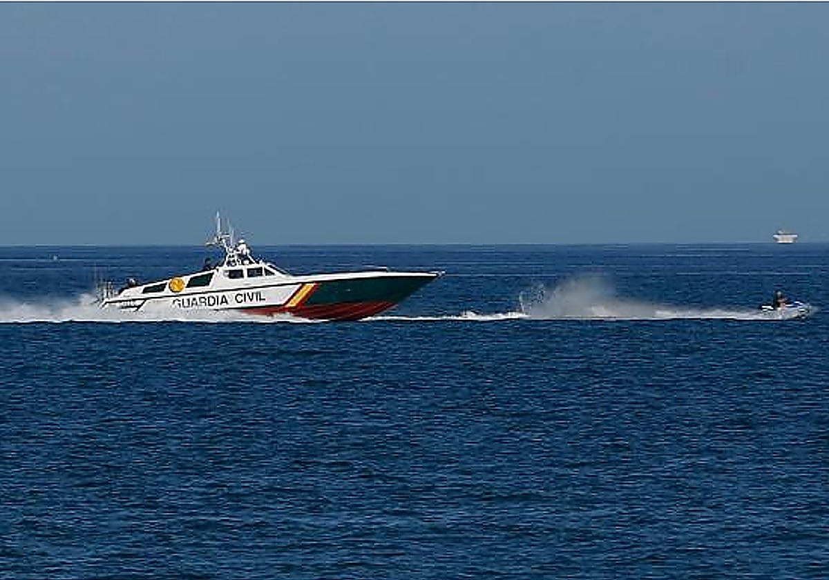 Muere un hombre en una moto acuática al chocar con un barco turístico en Fuengirola