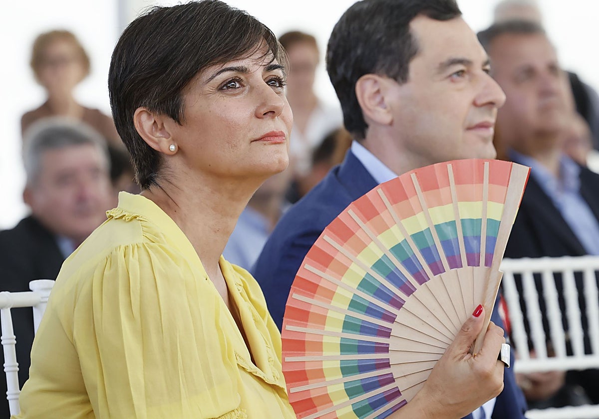 La ministra Isabel Rodríguez y el presidente andaluz, Juanma Moreno, en el acto de este jueves en Sevilla.