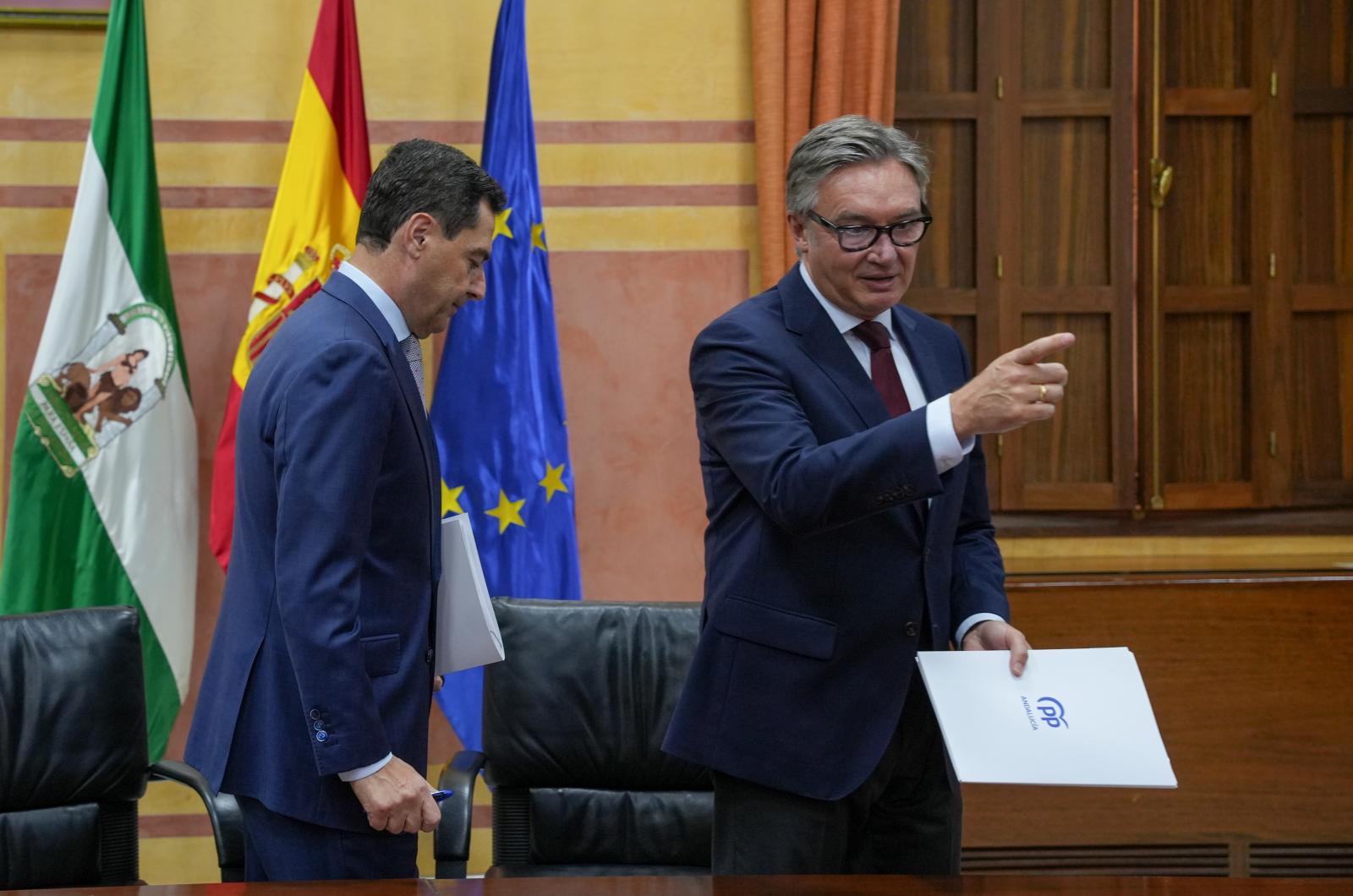 Juanma Moreno y Manuel Gavira, tras firmar el pacto.