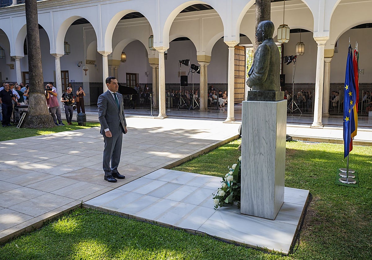 Moreno, ante el busto de Infante en los jardines del Parlamento andaluz.
