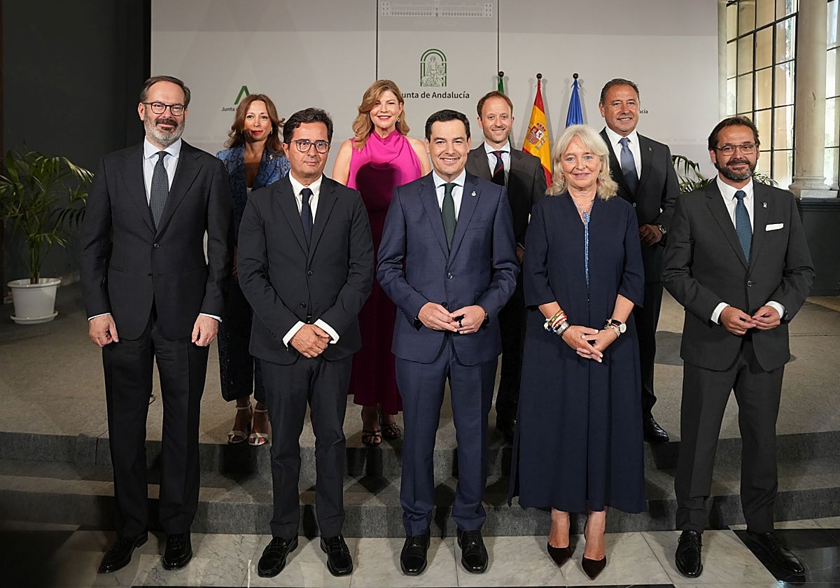 Juanma Moreno, con los ocho delegados provinciales.