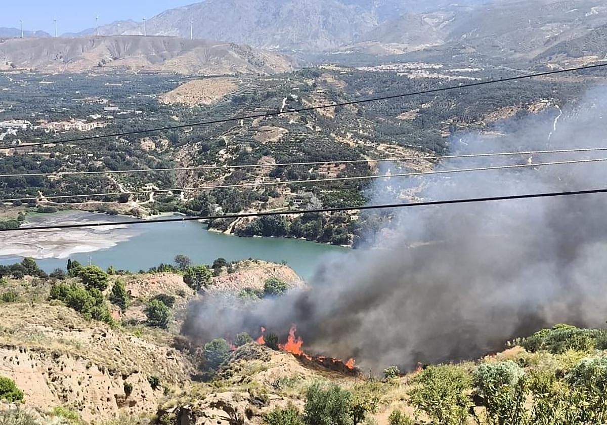El incendio de Granada se complica: La Junta confina a vecinos y activa activa la fase de emergencia