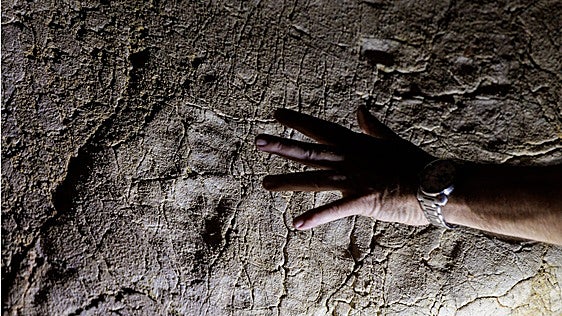 Resuelven el misterio de los dedos hundidos en la pared de la Cueva del Tesoro