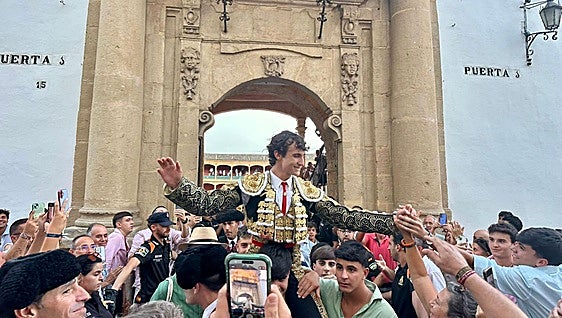 Armando Rojo sale a hombros en el regreso de los toros a Ronda