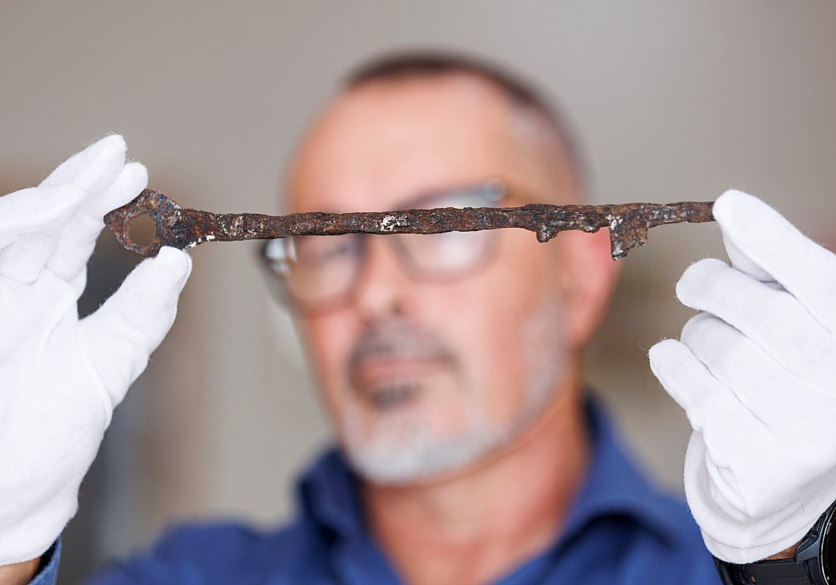 El enigma de la llave nazarí que apareció en una maleta del rastro de Benalmádena