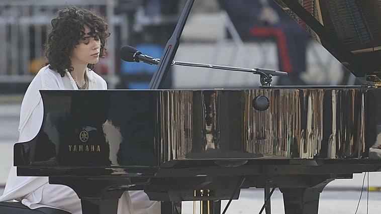 Alice Wonder se desnuda al piano en Suena SUR: entrevista y acústico en Málaga