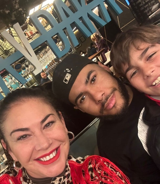 Anthony, con su madre y su hermano Neymar en una imagen reciente.