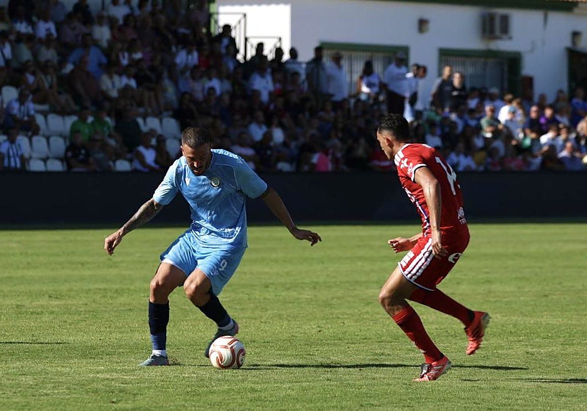 Primera RFEF: esfuerzo titánico pero estéril del Torremolinos contra el Zaragoza