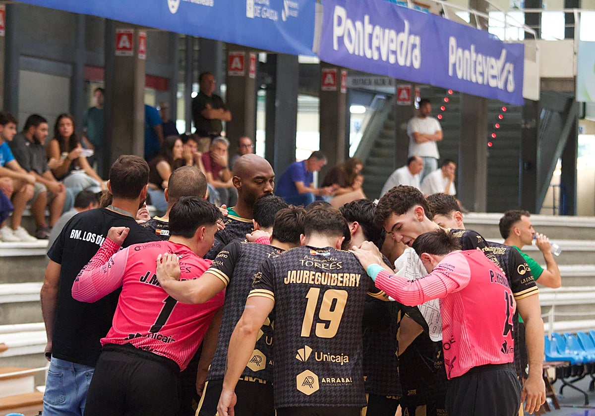 El equipo de Los Dólmenes, haciendo piña durante el partido en Pontevedra.