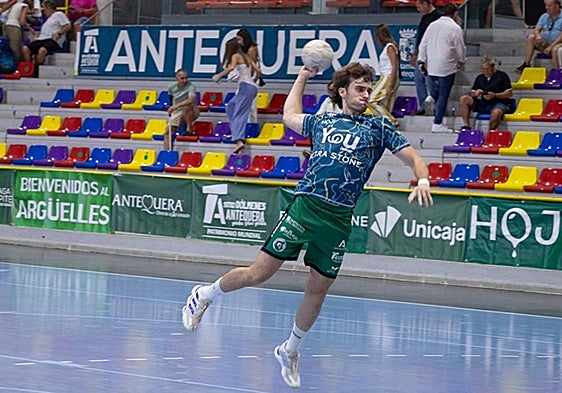 Juan Aranda, en el calentamiento del equipo antes del primer partido del año en casa.