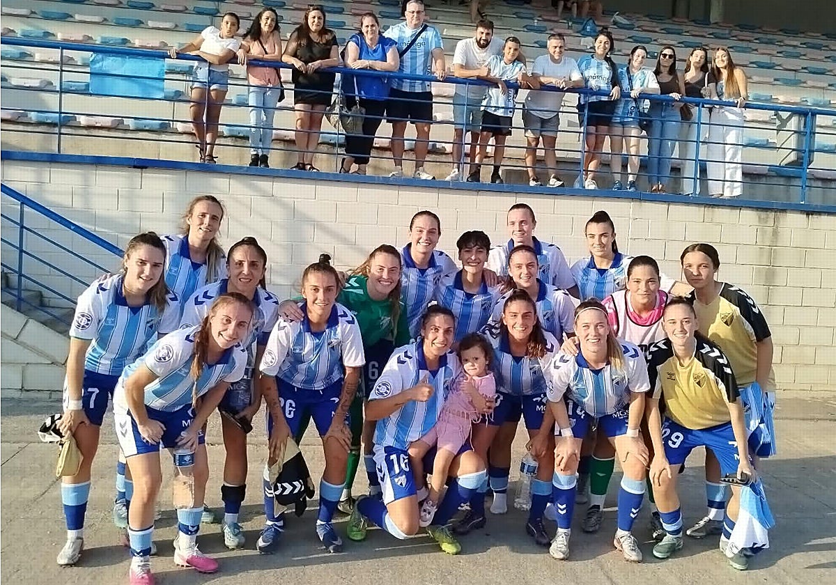 El Málaga femenino, celebrando su triunfo en Fuensalida.