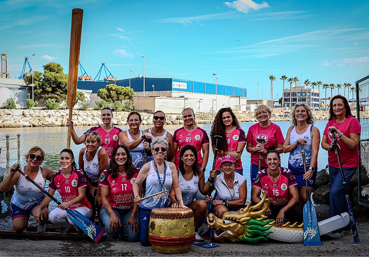 Varias jugadoras del Costa del Sol Málaga, junto a remeras del Málaga Dragon Boat.