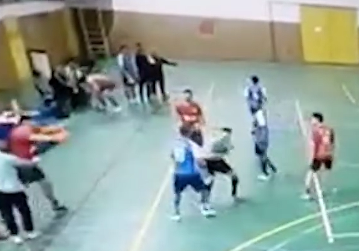 Pegar a un árbitro sale barato: esta es la condena al agresor de dos ...